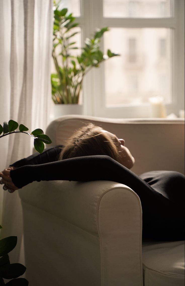 Mulher relaxando no sofá, ainda sem sua manta de outono